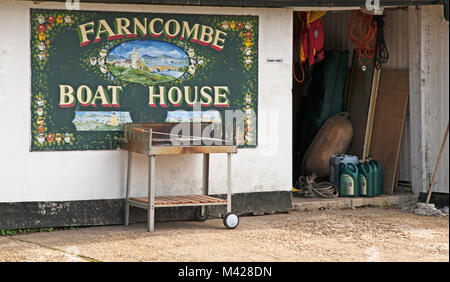 Vicino Godaming, Farncombe Boat House, Segno, fiume Wey Navigazione, Surrey, Inghilterra, Foto Stock