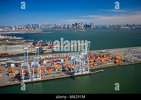 Stati Uniti. Stati Uniti d'America. New York. New Jersey. Aerial del contenitore porto. Foto Stock