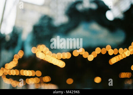 Immagine astratta, fuori fuoco bokeh luci da una giostra a Central Park di New York Foto Stock