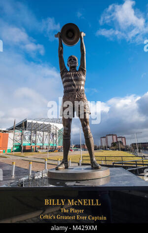 Statua di Billy McNeil al di fuori del Celtic Park home del Celtic Football Club in Parkhead , Glasgow, Scotland, Regno Unito Foto Stock