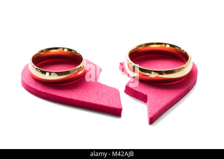 Angolo di Alta Vista di anello d'oro rosso sul cuore spezzato su sfondo bianco Foto Stock