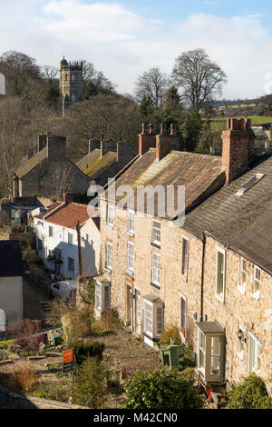 Visualizza in basso Cornforth Hill verso Culloden Tower, Richmond, North Yorkshire, Inghilterra, Regno Unito Foto Stock