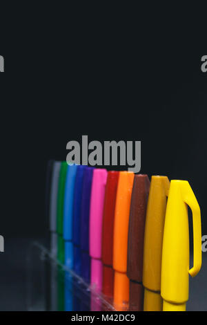 Primo piano dei marcatori colorati accanto all sfondo nero. Foto Stock