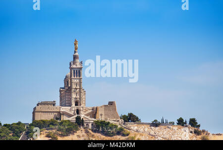 Vista panoramica della basilica di Notre dame-de-la-Garde contro il cielo blu, Marsiglia e Parigi Foto Stock