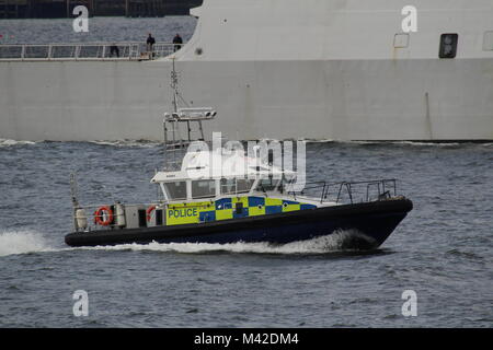 MDP Barra, un'isola-class lancio gestito dal Ministero della Difesa di polizia, accompagnatrici HNLMS de Ruyter sul suo arrivo per esercitare congiuntamente il guerriero 17-2. Foto Stock