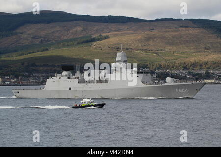 HNLMS de Ruyter (F804) azionato dalla Marina reale olandese, essendo scortato da MDP Barra, sul suo arrivo per esercitare congiuntamente il guerriero 17-2. Foto Stock