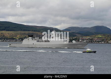 HNLMS de Ruyter (F804) azionato dalla Marina reale olandese, essendo scortato da MDP Barra, sul suo arrivo per esercitare congiuntamente il guerriero 17-2. Foto Stock