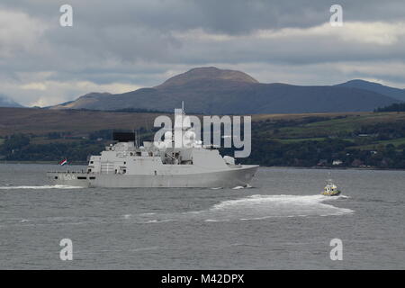 HNLMS de Ruyter (F804) azionato dalla Marina reale olandese, essendo scortato da MDP Barra, sul suo arrivo per esercitare congiuntamente il guerriero 17-2. Foto Stock