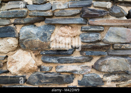 Forme astratte e modelli: Coastal muro di pietra naturale costruzione in rovine. Foto Stock
