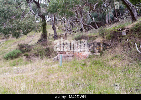 Casa caldaia resti entro il Talisker argento miniera di piombo nel sito storico, Talisker Conservation Park, Silverton, Sud Australia Foto Stock