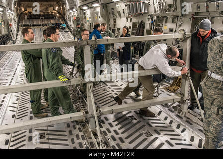 Justin Smoak, Samson corda application engineering manager, Ferndale, nello Stato di Washington, luoghi di una catena sintetica nell'interfaccia scanalato sulla C-17 Globemaster III buffer gruppo di arresto, Gennaio 30, 2018 Alla Dover Air Force Base, Del. il buffer gruppo di arresto è un dispositivo utilizzato durante specifici C-17 Globemaster III airdrop missioni per mantenere pallet dalla marcia in avanti nel vano di carico. (U.S. Air Force Foto Stock