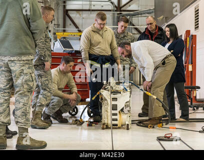 Justin Smoak, Samson corda application engineering manager, Ferndale, nello Stato di Washington, osserva come il verricello sintetico avanzamenti riga in un C-17 Globemaster III gruppo del verricello, Gennaio 30, 2018 Alla Dover Air Force Base, Del. Smoak guardato i manutentori allegare e avvolgere il cavo sul verricello mentre cerca di eventuali potenziali problemi. (U.S. Air Force Foto Stock