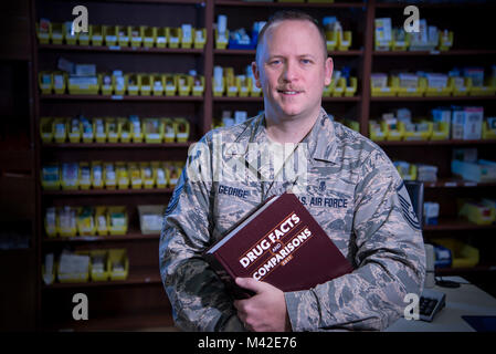 Master Sgt. Robert George, Medico Istruzione & Formazione Campus formazione farmacia arruolati senior leader, comporta per un ritratto di Febbraio 5, 2018 a base comune San Antonio-Fort Sam Houston. Il Dipartimento della Difesa farmacia programma tecnico prepara gli studenti ad effettuare sia di degenza e ambulatoriali operazioni farmacia in entrambi i tradizionali e non tradizionali pratiche farmacia. (U.S. Air Force Foto Stock