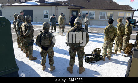 Senior leader i partecipanti alla conferenza di parlare con membri della 91Forze di sicurezza Gruppo in corrispondenza di un missile alert presso Mohall, N.D., Febbraio 7, 2018. Durante la loro visita a Minot Air Force Base, membri della SLC ha girato un missile alert facility, impianto di lancio e una B-52H Stratofortress. (U.S Air Force Foto Stock