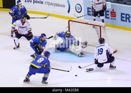 Kiev, Ucraina - 28 Aprile 2017: IIHF 2017 Campionati del Mondo di disco su ghiaccio Div 1 un gioco Ucraina (maglia blu) vs Corea del Sud (bianco jersey) al Palazzo di S Foto Stock