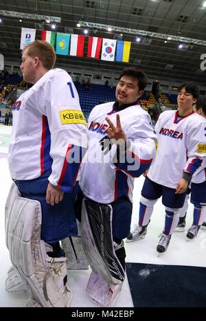 Kiev, Ucraina - 28 Aprile 2017: portieri Matt DALTON (sinistra) e Sungje parco della Corea del Sud il sorriso dopo la IIHF 2017 Campionati del Mondo di disco su ghiaccio Div Foto Stock