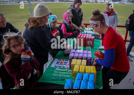 CAMP FOSTER, Okinawa, Giappone - Girl Scouts vendere i cookie durante il Cookie Inizio esecuzione 4 Febbraio presso la parata a bordo ponte Camp Foster, Okinawa, in Giappone. Camp Foster gruppo di ragazze scout 422 ha ospitato l'evento per promuovere l'inizio della loro cookie stagione di vendita, dando una scatola di biscotti per ogni partecipante che si sono registrati per l'evento. Il Girl Scouts cabine hanno istituito presso la Foster Comissario durante i fine settimana per chiunque sia interessato all'acquisto di cookies o regalare alla truppa. (U.S Marine Foto Stock