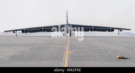 A B-52H Stratofortress taxi sul flightline a Minot Air Force Base, N.D., 6 febbraio 2018. Il velivolo è stato comandato dal gen. Robin Rand, Air Force Global Strike Command commander, e il tenente Col. Michael Maginness, XXIII bomba comandante dello squadrone. (U.S. Air Force Foto Stock