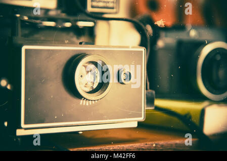 Fotocamera retrò sulla tavola di legno dello sfondo. Fotocamera vintage. Le telecamere di film che era stato popolare in passato. Tono vintage. Foto Stock