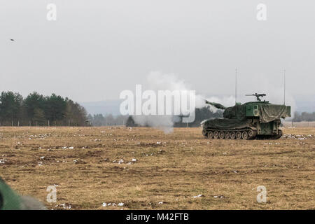 Un elemento del primo battaglione, settimo campo del Reggimento di Artiglieria fornisce il fuoco con un M109A6 Paladin obice durante il corso di formazione in corrispondenza di Grafenwoehr Area Formazione, Germania Febbraio 8, 2018. (U.S. Esercito Foto Stock