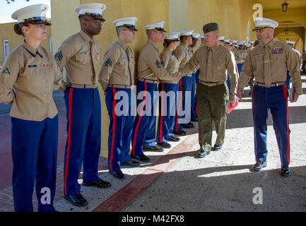 Il comandante del Marine Corps gen. Robert B. Neller scuote le mani con Marines durante una visita alla scuola di reclutatori a bordo Marine Corps reclutare Depot, San Diego, California, 8 febbraio 2018. Neller affrontato i Marines circa il suo ultimo messaggio per la forza: Execute e risponde alle domande. (U.S. Marine Corps Foto Stock