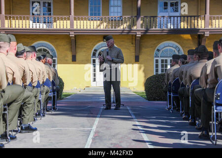 Il comandante del Marine Corps gen. Robert B. Neller parla di Marines durante una visita alla scuola di reclutatori a bordo Marine Corps reclutare Depot, San Diego, California, 8 febbraio 2018. Neller affrontato i Marines circa il suo ultimo messaggio per la forza: Execute e risponde alle domande. (U.S. Marine Corps Foto Stock