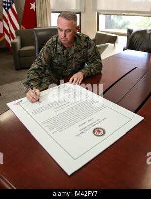 Stati Uniti Marine Corps Brig. Gen. Kevin J. Killea, Comandante Generale Marine Corps Impianti West, Marine Corps base Camp Pendleton, segni di un annuncio per militari settimana salva su Camp Pendleton, California, 8 febbraio 2018. Salva militare settimana è progettato per diffondere la consapevolezza finanziaria sulla creazione di ricchezza attraverso il risparmio di denaro e di riduzione del debito pubblico, mentre anche la focalizzazione sul nuovo miscelato sistema di pensionamento. (U.S. Marine Corps Foto Stock