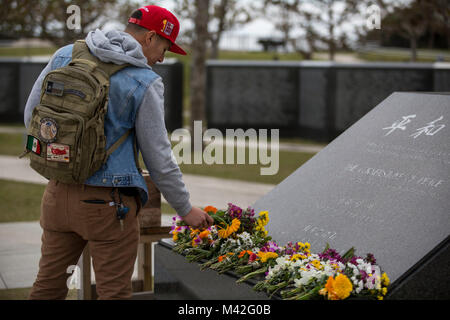 CAMP FOSTER, Okinawa, in Giappone - Senior Airman Briant Rodriguez paga i suoi rispetti al fondamento della pace durante un Marine Corps i servizi alla comunità di siti di battaglia tour 8 Febbraio presso la preghiera per la Pace nel Parco Itoman, Okinawa, in Giappone. Caporale di corso 538-18 è andato attraverso questo tour per portare una maggiore comprensione per il sottufficiale Marines, aviatori e Giappone terra Forza di Autodifesa membri su ciò che è accaduto qui su Okinawa nella II Guerra Mondiale e come tali operazioni per effetto del loro attuale missione qui in Indo-Asia regione del Pacifico. Rodriguez è una forza di risposta leader con 18 per la sicurezza Foto Stock