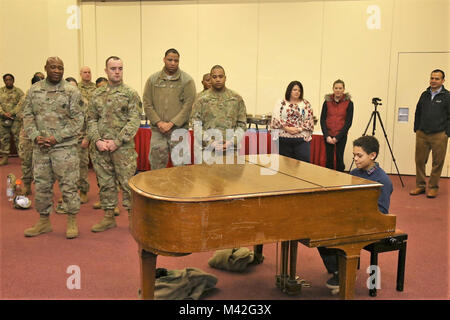 Kianta Reeves, una gioventù locale esegue due canzoni sul pianoforte durante la U.S. Army Garrison Renania-palatinato storia afro-americana celebrazione mese ospitato dall'esercito riserva la settima missione supporta il comando 9 Febbraio a Kaiserslautern esercito centro comunitario su Daenner Kaserne. Foto Stock