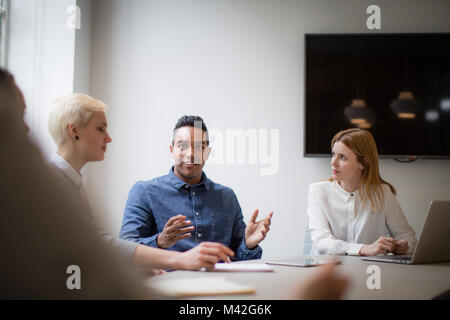 Imprenditore avente un'idea in una riunione di affari Foto Stock