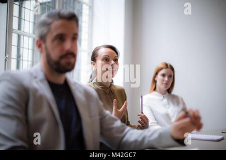 Imprenditrice avente un'idea in una riunione di affari Foto Stock