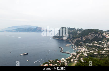 Vista da sopra Capri, in Ana Capris dove la penisola di Sorrento in visibile attraverso la baia di Napoli. Foto Stock