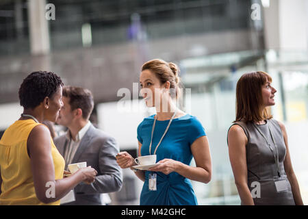 Femmina dirigenti aziendali incontro a un evento di networking Foto Stock