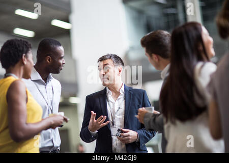 I dirigenti aziendali incontro a un evento di networking Foto Stock