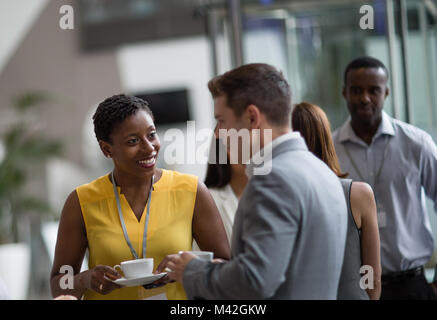 I dirigenti aziendali incontro a un evento di networking Foto Stock