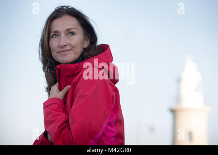 Femmina matura godendo la vita all'aperto in inverno Foto Stock