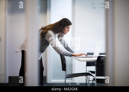 Imprenditrice lavorando a una presentazione Foto Stock