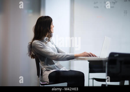 Imprenditrice lavorando a una presentazione Foto Stock