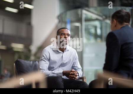 Imprenditore essendo posta una domanda in un colloquio di lavoro Foto Stock