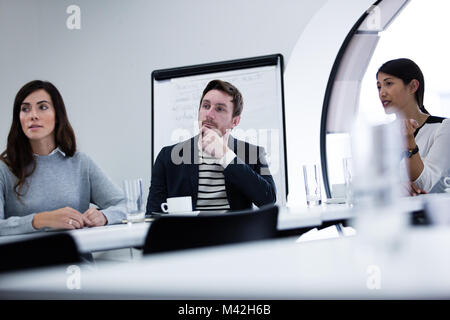 I colleghi ad ascoltare in una riunione di affari Foto Stock