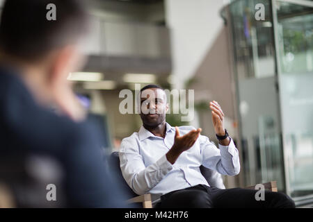 Imprenditore parlando in una riunione Foto Stock