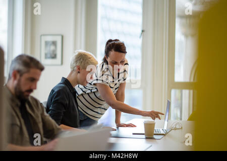 Il training per manager per il nuovo dipendente in ufficio Foto Stock