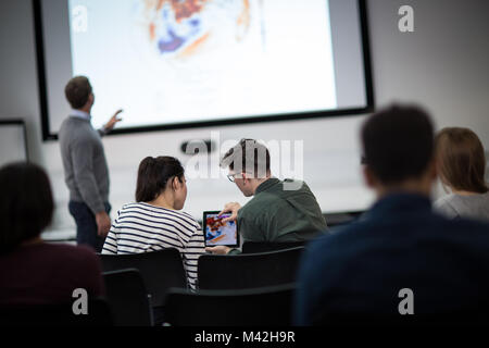 Gli studenti utilizzando tavoletta digitale a una conferenza Foto Stock