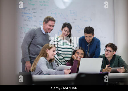 Gli studenti che lavorano insieme su un progetto Foto Stock