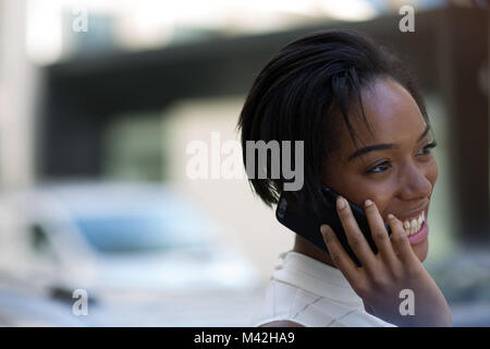 Imprenditrice sul modo di lavorare utilizza lo smartphone Foto Stock