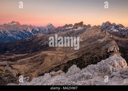 Viste del monte Sorapis,il monte Antelao,Croda da Lago e il gruppo del monte Pelmo,Cortina d'Ampezzo,Belluno distretto,Veneto,l'Italia,l'Europa Foto Stock