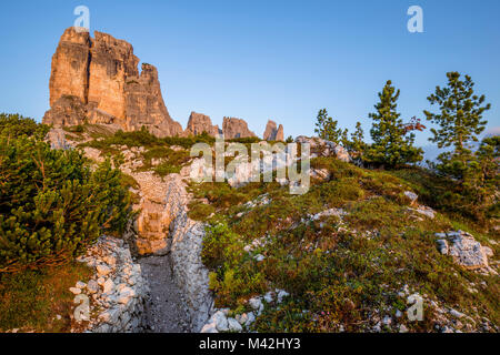 Vista delle Cinque Torri gruppo all'alba, Cortina d'Ampezzo,Belluno distretto,Veneto,l'Italia,l'Europa Foto Stock