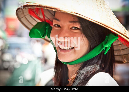 HO CHI MINH, VIETNAM-novembre 17. 2013: street food venditore in strada di Ho Chi Minh in Noveber 17, 2013, il Vietnam. Stima 10.6% del Vietnam nel suo popu Foto Stock