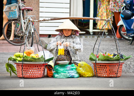 HO CHI MINH, VIETNAM-novembre 17. 2013: street food venditore in strada di Ho Chi Minh in Noveber 17, 2013, il Vietnam. Stima 10.6% del Vietnam nel suo popu Foto Stock