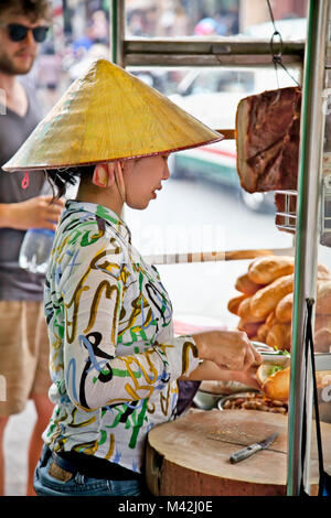 HO CHI MINH, VIETNAM-novembre 17. 2013: street food venditore in strada di Ho Chi Minh in Noveber 17, 2013, il Vietnam. Stima 10.6% del Vietnam nel suo popu Foto Stock